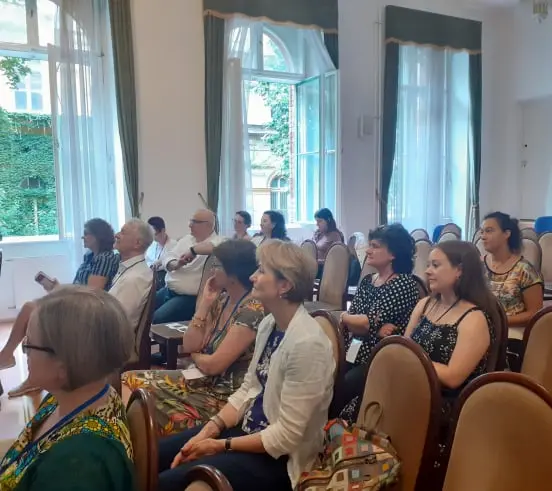 Emberek székeken ülnek egy konferencián