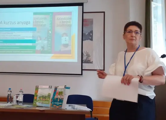 A program egyik oktatója mutatja be a módszertant a könyvek mellett