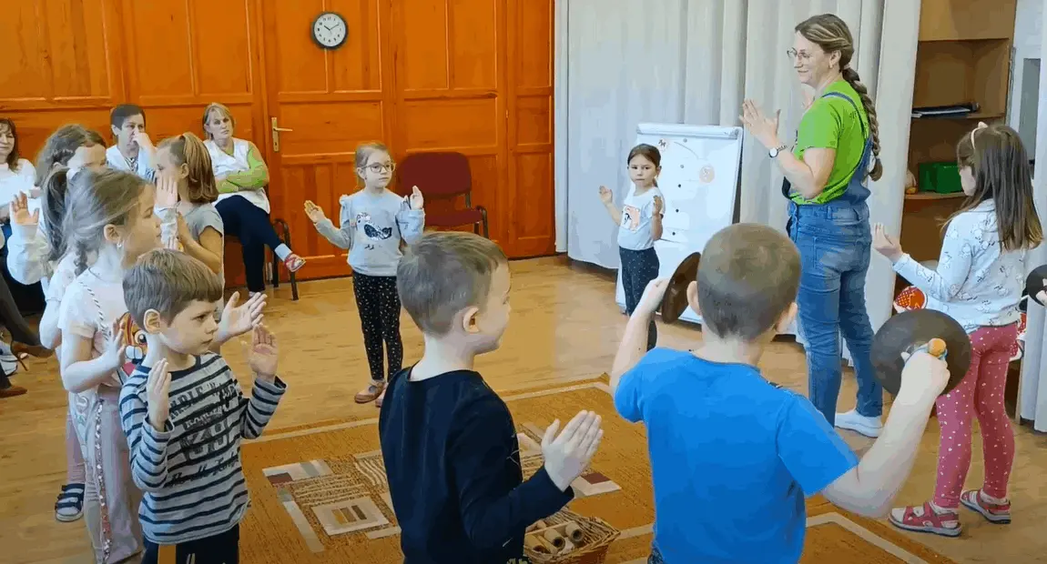 Óvodások körben elhelyezkedve egy csoportfoglalkozáson