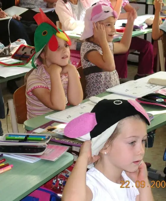 Diáklányok jelmezben a tanórán