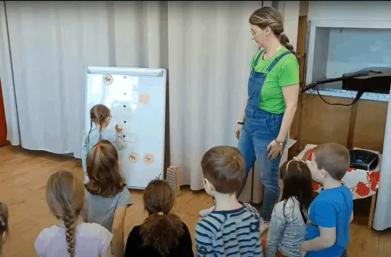 Az óvodában a kislány a táblára rajzol